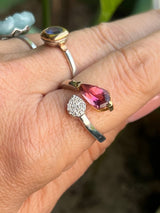 Открытое кольцо с розовым турмалином — розовый турмалин 1,54 ct · бриллианты, серебро 925, лапки — золото 10 К