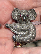 Брошь-коала в бриллиантовом паве — бриллианты 2,81 ct · рубины, серебро 925, в руке