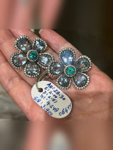 Серьги-цветок с аквамаринами и изумрудом — аквамарины 28,30 ct · изумруд 2,90 ct · бриллианты 2,51 ct, серебро 925 и золото 18 К
