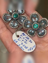 Серьги-цветок с аквамаринами и изумрудом — аквамарины 28,30 ct · изумруд 2,90 ct · бриллианты 2,51 ct, серебро 925 и золото 18 К — кадр из видео