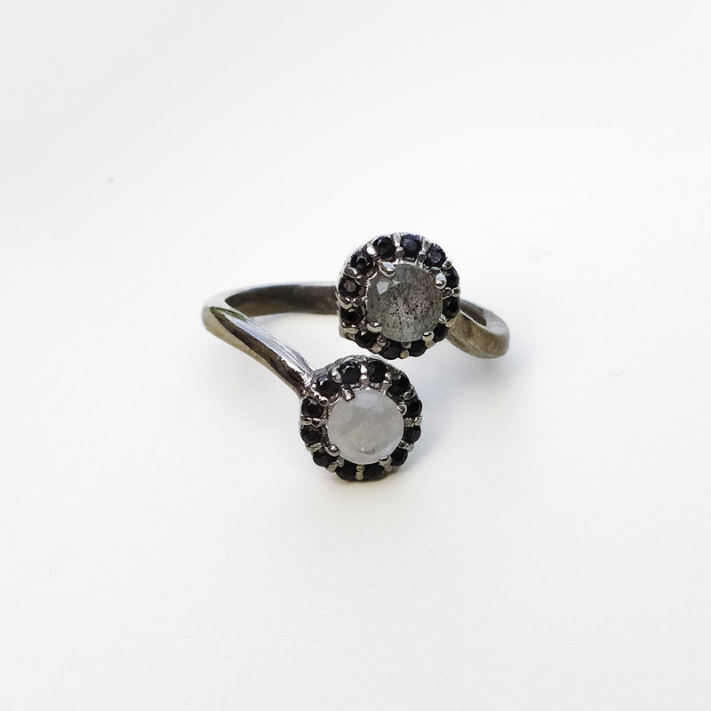 BLACK AND WHITE RING - adelina.world