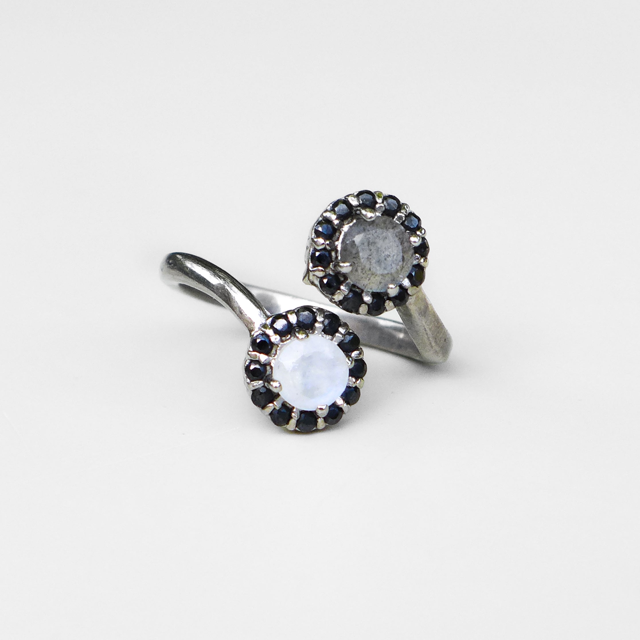 BLACK AND WHITE RING - adelina.world